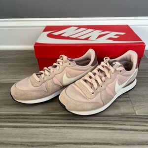 Nike Internationalist Women’s Pink Sneaker Size 7.5